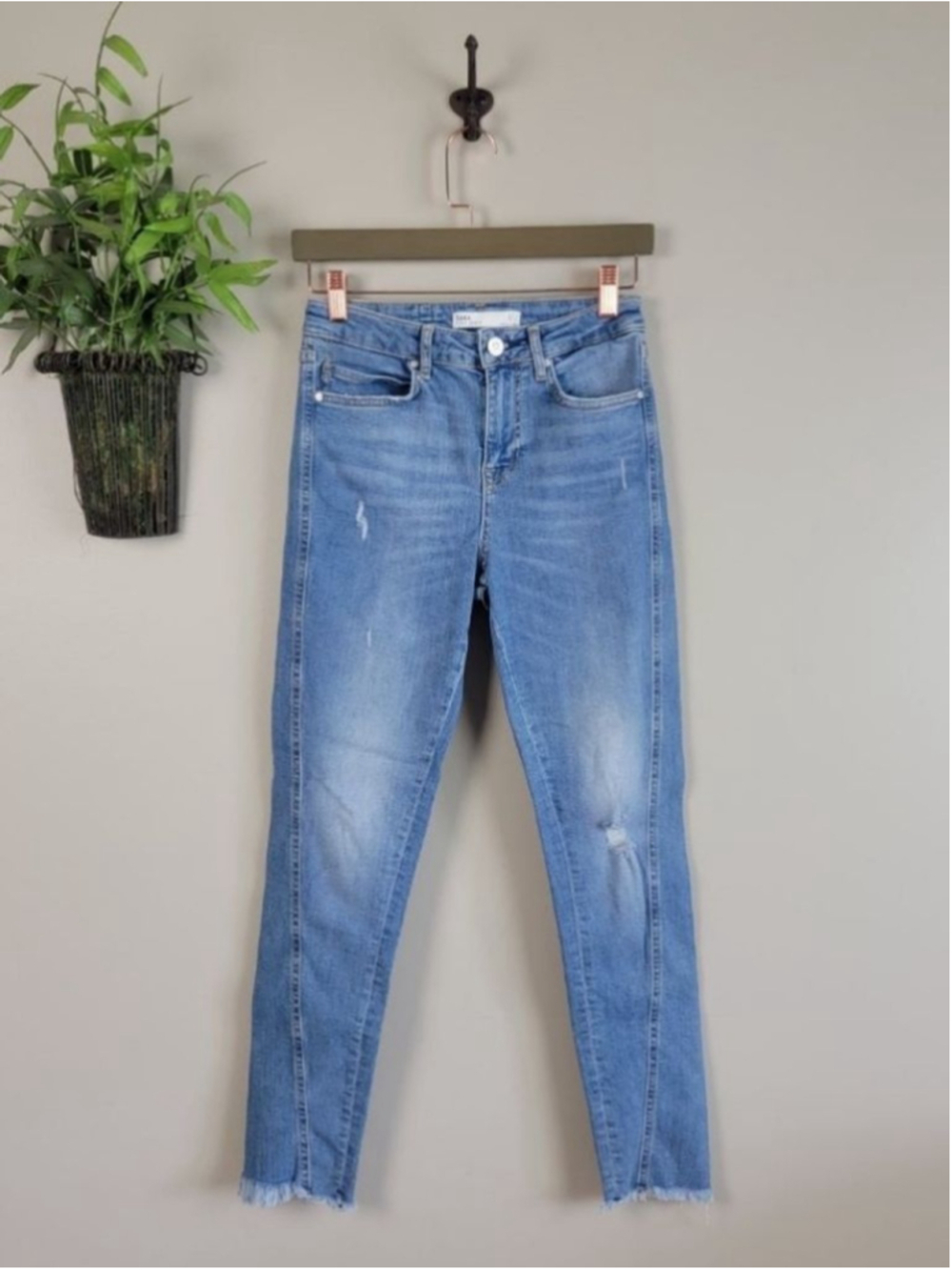 Zara 4 Skinny Crop Frayed Light Wash Mid Rise Stretch Twisted Seam Denim Jeans